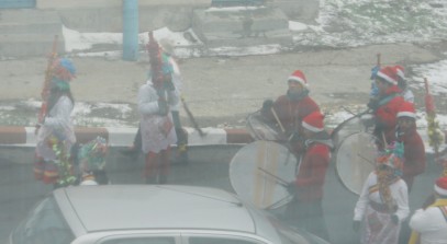 Străzile din Năvodari au răsunat de tobe, fluiere şi clopoţei Străzile din Năvodari au răsunat de tobe, fluiere şi clopoţei