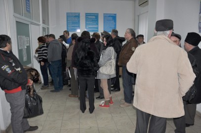 Coadă la schimbarea permiselor auto Coadă la schimbarea permiselor auto