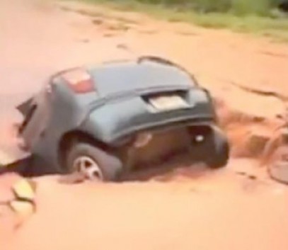 Imagini INCREDIBILE: o maşină este "înghiţită" de şosea! Imagini INCREDIBILE: o maşină este "înghiţită" de şosea!
