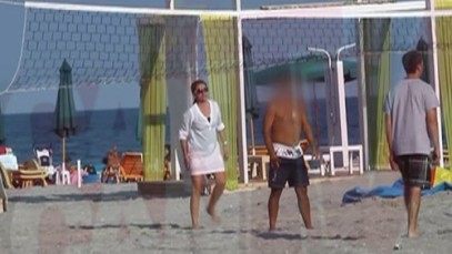 Mihaela Geoană, la o partidă de volei pe plajă Mihaela Geoană, la o partidă de volei pe plajă