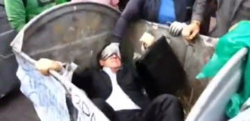 Un deputat ucrainean a fost aruncat de protestatari într-un tomberon plin cu gunoi