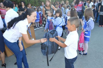 700 de ghiozdane cu rechizite, donate în județul Constanța