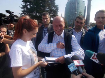 Băsescu a semnat pentru candidatura Elenei Udrea