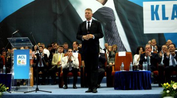 Iohannis a depus 2,2 milioane de semnături pentru candidatură