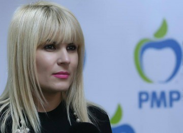 Udrea a început campania de împărţire a ghiozdanelor cu abecedare şi rechizite