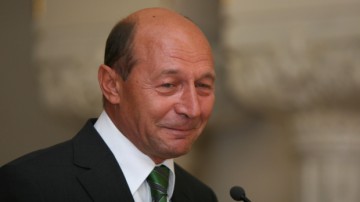 Băsescu: Grave deficienţe în procesul electoral, se impun demisiile lui Corlăţean şi Stanoevici