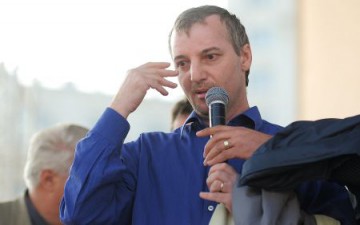 Adrian Sobaru a rupt cu maşina una dintre barierele de la intrarea în curtea Guvernului