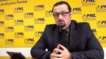 Un senator PNL iniţiază ”Legea tăcerii”. Primul articol: ”Prim-ministrul este statul. Indubitabil!
