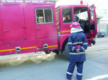 Cum şi-a bătut joc un individ de pompieri, poliţişti şi cadre medicale: Arde o casă în Mihail Kogălniceanu!