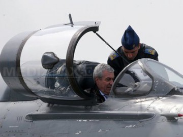 Tăriceanu şi-a reînnoit licenţa de pilot