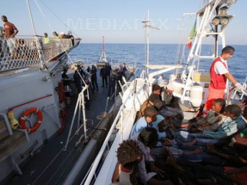 Intervenţie dificilă a Gărzii de Coastă pentru salvarea a 70 de migranţi sirieni şi irakieni. Pe nava interceptată erau mai mulţi copii, printre care un bebeluş de 5 luni