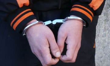 Tânărul care a furat un telefon mobil şi a agresat mama victimei, la domiciliu