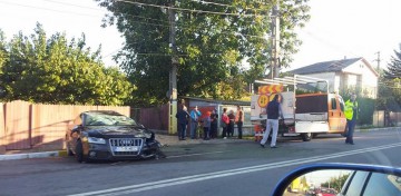 Accident rutier spectaculos în Valu, cu două maşini: un pieton fost lovit pe trotuar; unul dintre şoferi era băut
