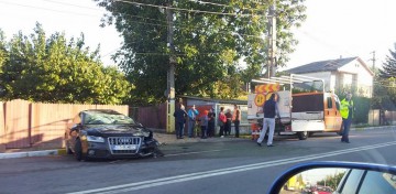 Impact violent în Valu, între două maşini: un pieton fost lovit pe trotuar; unul dintre şoferi era băut