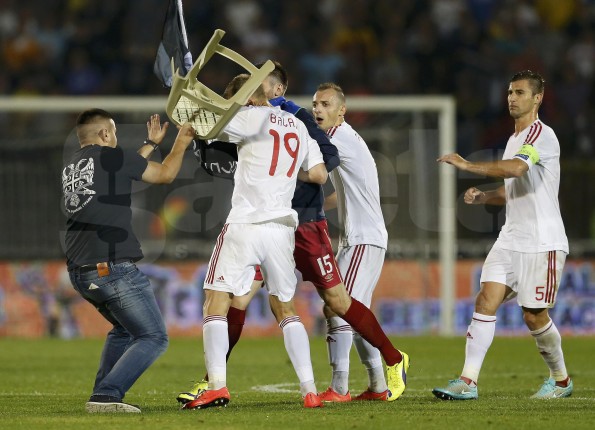 O dronă a "aprins" stadionul. Incidente grave la Serbia - Albania! O dronă a "aprins" stadionul. Incidente grave la Serbia - Albania!