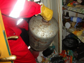 S-a urcat pe acoperişul casei cu o butelie şi a ameninţat că-şi incendiază vecinii