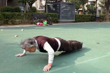 O octogenară din China face peste 100 de flotări în cinci minute O octogenară din China face peste 100 de flotări în cinci minute