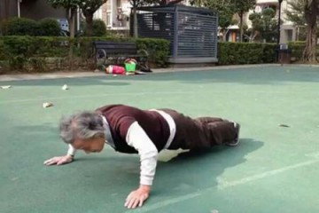 O octogenară din China face peste 100 de flotări în cinci minute