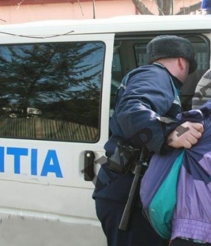 Două puşlamale de 14 ani au spart un magazin situat pe Mircea