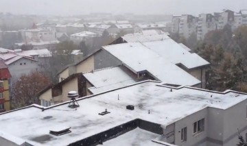 Echipe de deszăpezire au intervenit cu materiale antiderapante în urma primelor ninsori