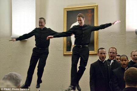 Preoţii dansatori, vedetele Internetului! - trebuie să îi vezi Preoţii dansatori, vedetele Internetului! - trebuie să îi vezi