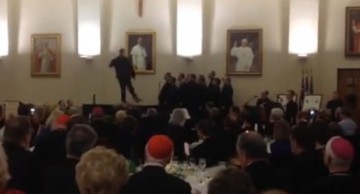 Un videoclip cu doi preoţi care dansează step devine viral pe internet