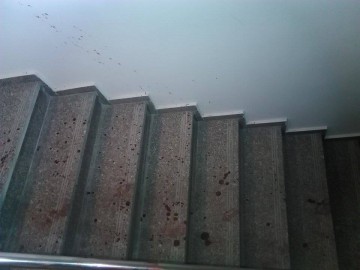 Crimă între homosexuali! Scene de groază în Constanţa: etaje pline de sânge, o persoană înjunghiată în gât!