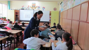 Elevii Şcolii 24 şi ai liceului George Călinescu, vizitaţi de poliţişti