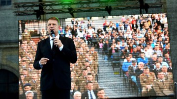 Iohannis, către Ponta: Nu băgaţi părinţii mei în această mizerie de campanie pe care o faceţi!