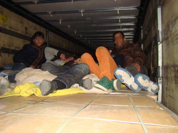 Zeci de migranți ascunși într-un automarfar, depistați de polițiști