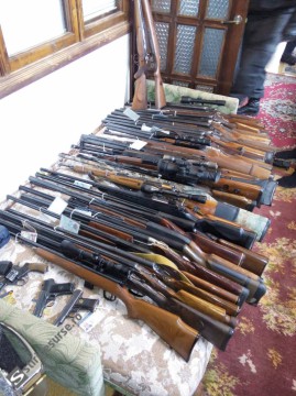 Percheziţie domiciliară la Eforie: au fost găsite arme deţinute fără forme legale