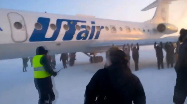 Pasageri ruşi, nevoiţi să împingă un avion al cărui tren de aterizare îngheţase Pasageri ruşi, nevoiţi să împingă un avion al cărui tren de aterizare îngheţase