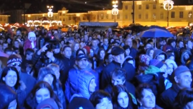 Peste trei mii de sibieni au cântat imnul în ploaie, "acompaniați" de Iohannis Peste trei mii de sibieni au cântat imnul în ploaie, "acompaniați" de Iohannis