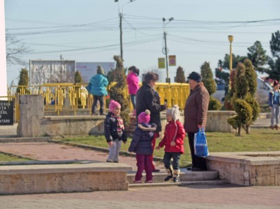 Vremea frumoasă i-a scos pe constănţeni cu tot cu copii în parcul de la Far Vremea frumoasă i-a scos pe constănţeni cu tot cu copii în parcul de la Far