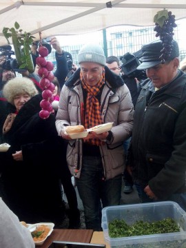 30.000 de porţii de fasole și cârnaţi, oferite gratuit de 1 Decembrie: Primarul Constanței s-a întâlnit cu localnicii din zona CET