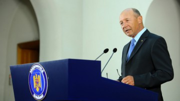 Peste 50 de medalii şi ordine pentru consilierii preşedintelui Băsescu