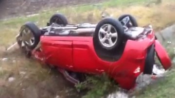 S-a rostogolit pe Autostrada A2 şi s-a răsturnat în şanţ! Bolidul s-a făcut praf