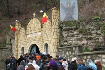 Mii de credincioși, în pelerinaj la Mănăstirea Peștera Sfântul Apostol Andrei
