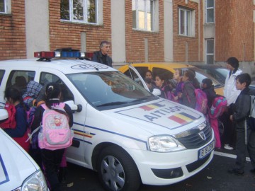 Poliţiştii constănțeni şi elevii de la Şcoala Gimnazială nr. 8 au sărbătorit Ziua Națională a României