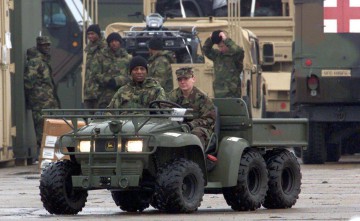 Americanii de la Kogălniceanu, colindaţi de militari şi copii