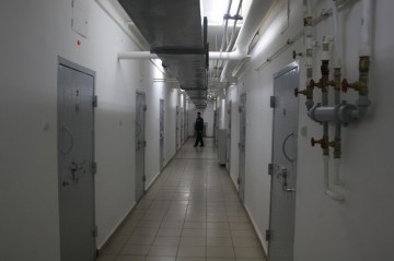 Tâlharul arestat după ce a atacat un bărbat într-un bar rămâne după gratii