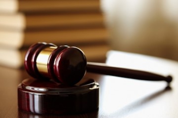 2 ani cu suspendare după ce a dat cu maşina peste un poliţist local