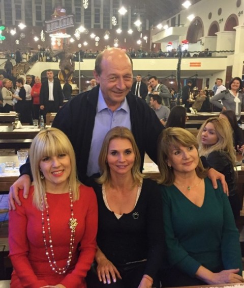 Elena Udrea i-a cântat lui Traian Băsescu! Elena Udrea i-a cântat lui Traian Băsescu!