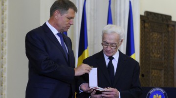 Klaus Iohannis, criticat DUR pentru decorarea lui Octav Bjoza