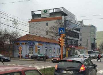La un pas de TRAGEDIE! O maşină de test-drive de la Autoklass s-a făcut praf pe bulevardul Mamaia. Din impact, a fost proiectată pe trotuar