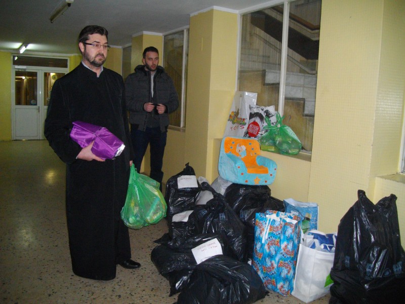 Arhiepiscopia Tomisului a împărțit daruri copiilor abandonaţi în Spitalul Judeţean Constanţa Arhiepiscopia Tomisului a împărțit daruri copiilor abandonaţi în Spitalul Judeţean Constanţa
