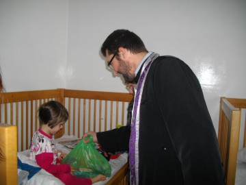 Arhiepiscopia Tomisului a împărțit daruri copiilor abandonaţi în Spitalul Judeţean Constanţa