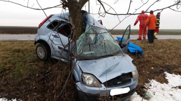 Accident rutier MORTAL la Ciocârlia: o maşină a intrat într-un copac - imagini teribile!