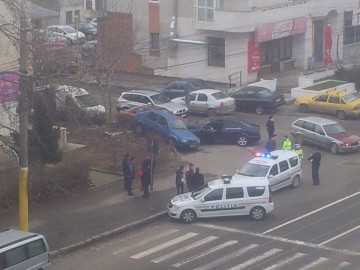 Accident în zona Inel II! Un şmecher cu BMW, încătuşat şi dus la spital pentru recoltarea probelor biologice