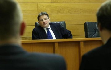 Eroul creditelor croate CHF: conduce o Skoda, parchează la milimetru şi stă în apartamentul părinţilor
